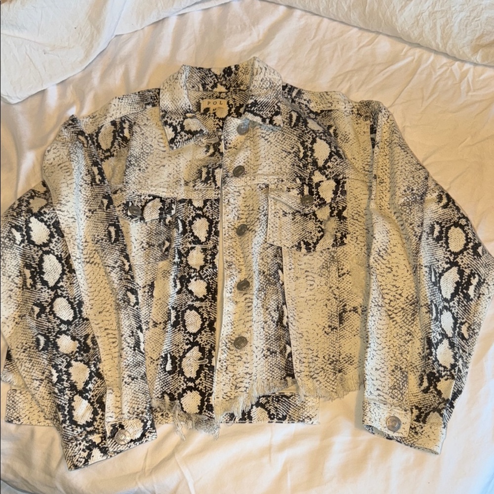 POL Snake-Print Cropped Jean Jacket in Cream and Black